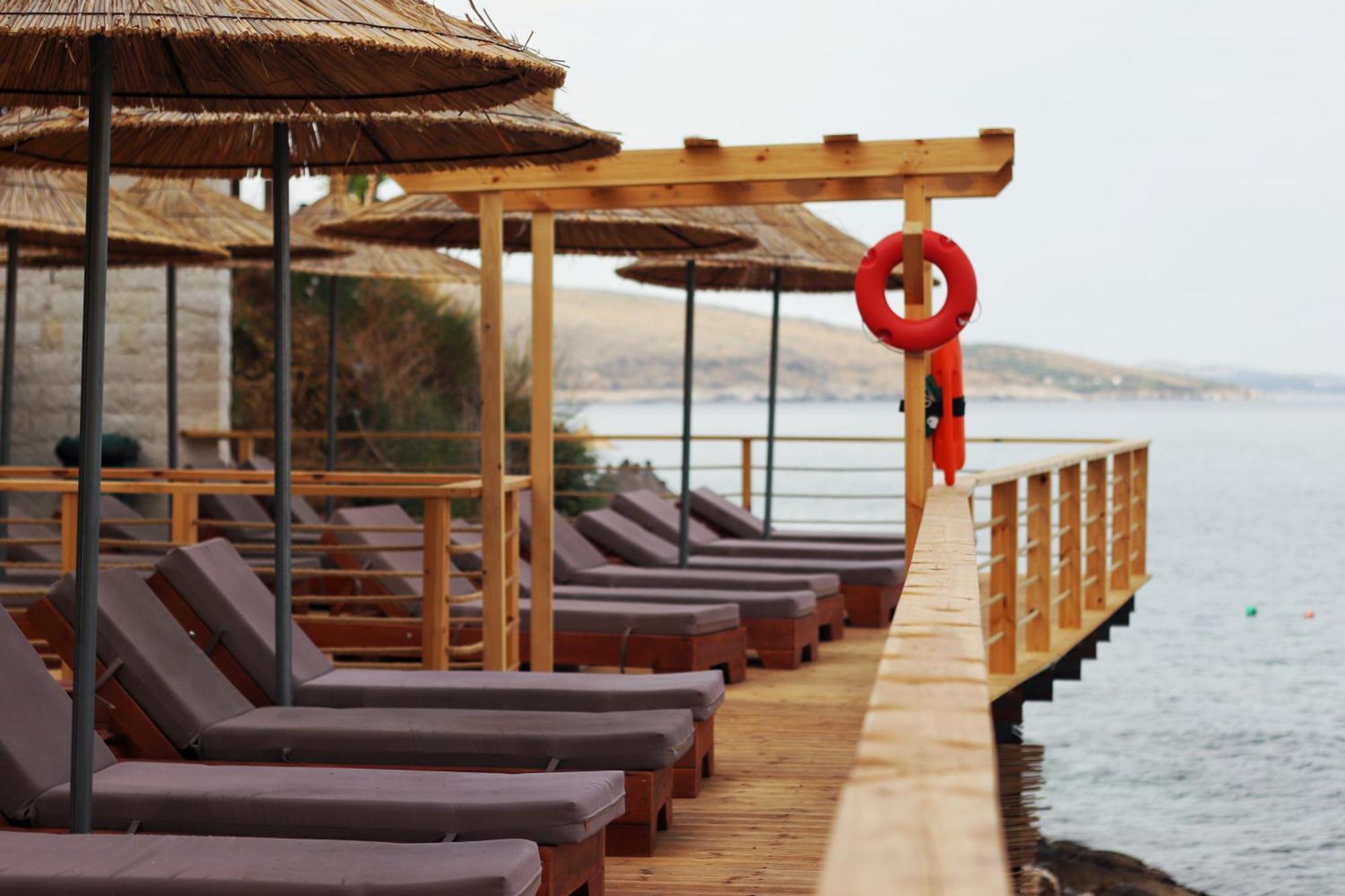 Golden Beach Suites Sarandë Esterno foto