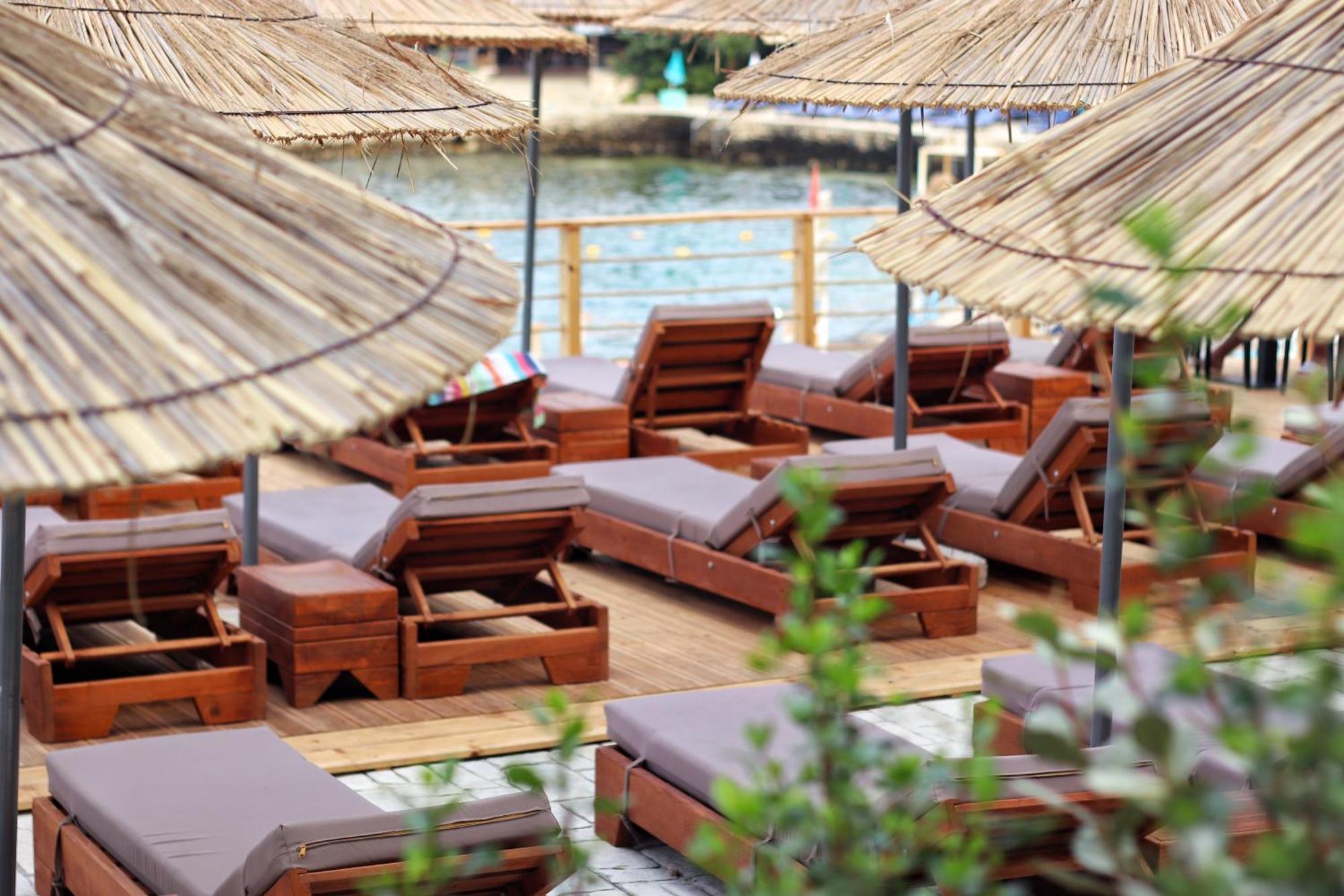 Golden Beach Suites Sarandë Esterno foto